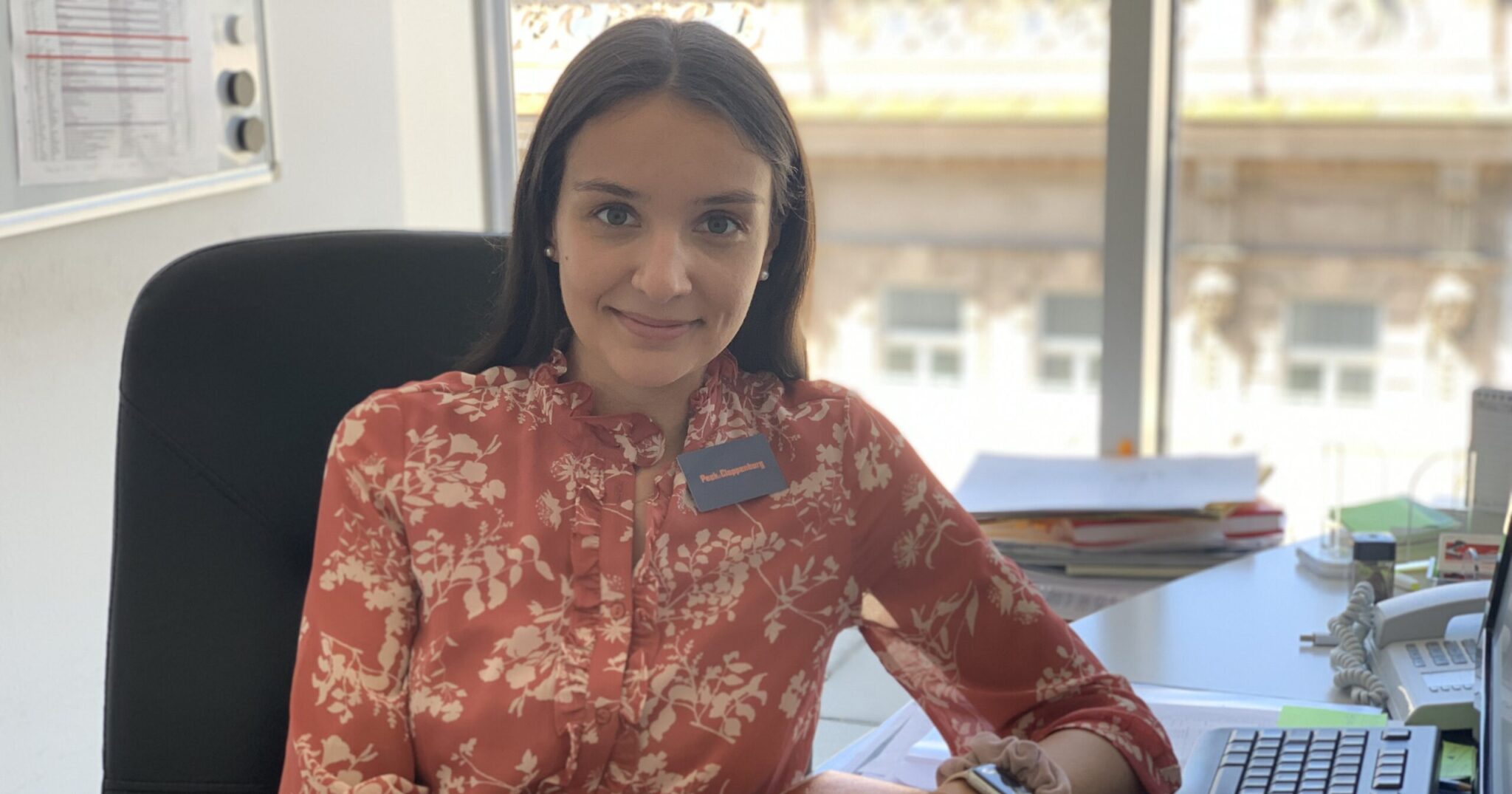 Ausbildungskoordinatorin Emily sitzt in Ihrem Büro. 