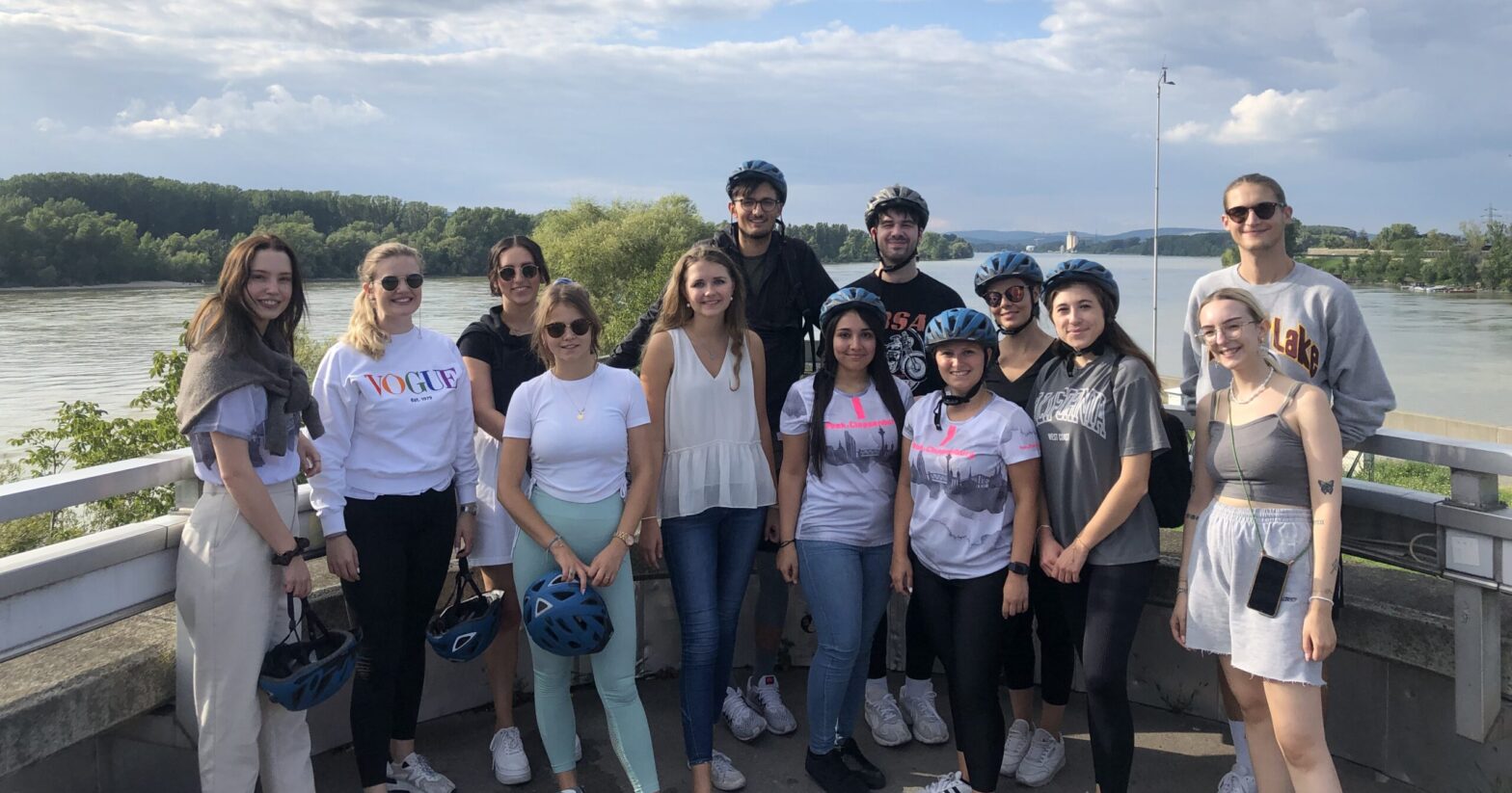 Gruppenfoto unserer Praktikant:innen nach der Radtour an der Donau. 