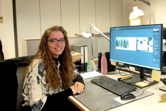 Vanessa bei der Arbeit im Büro.