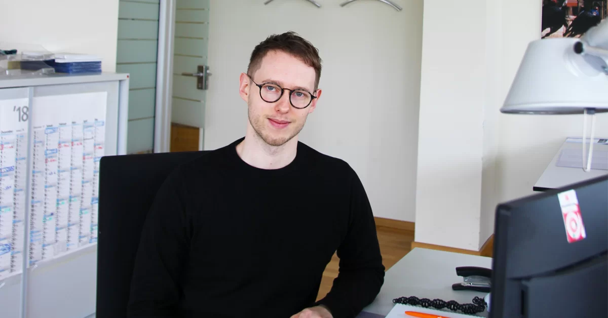 Dominik an seinem Arbeitsplatz im Büro.