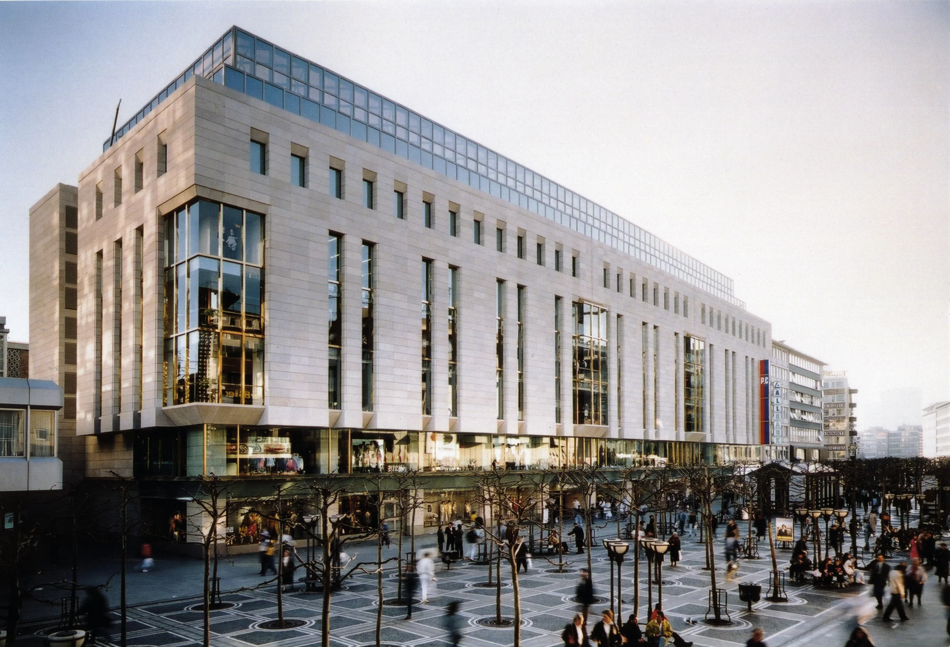 Foto des Frankfurter Verkaufshauses von außen.