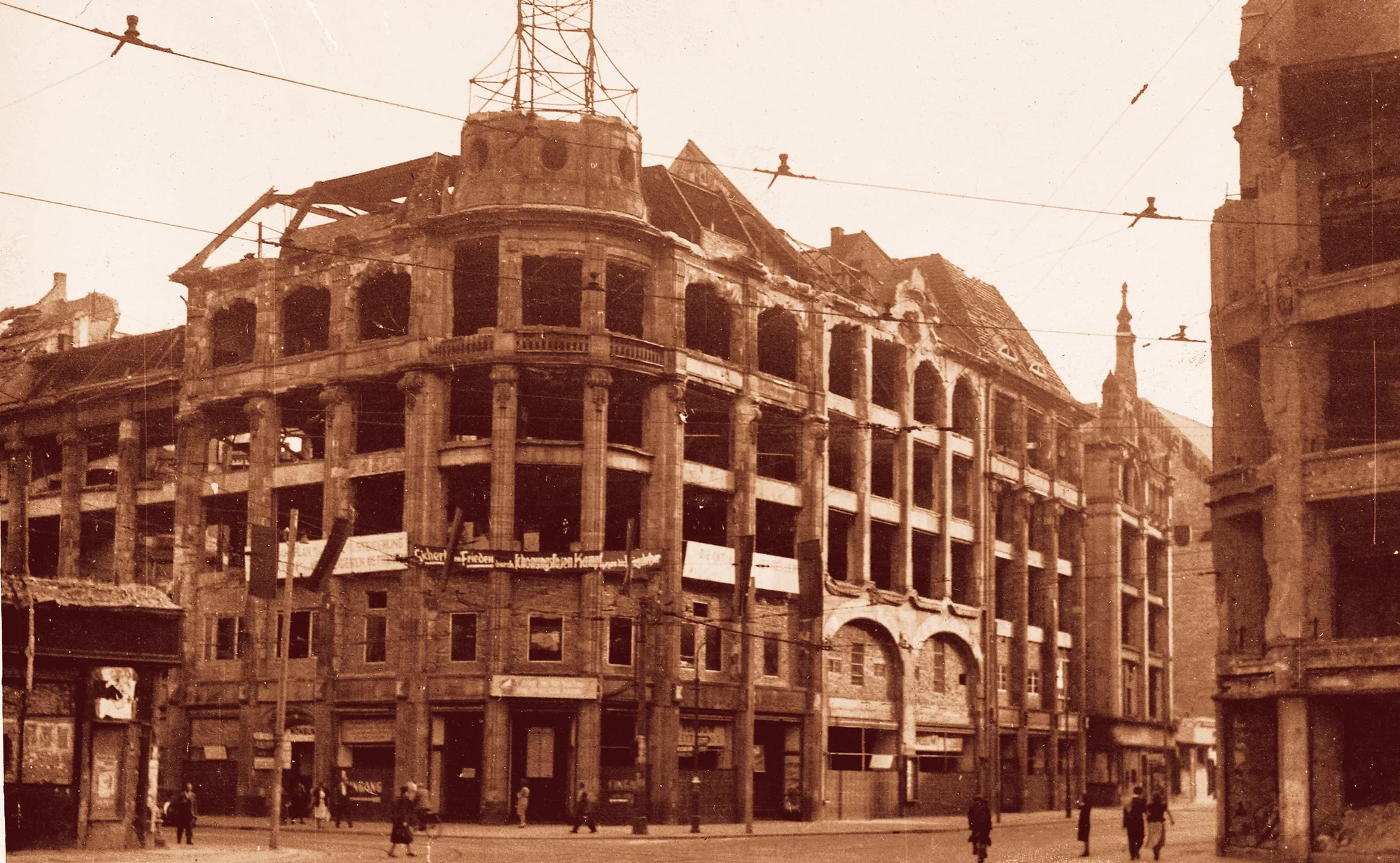 Historisches Bild vom Bau des Verkaufshauses in Berlin.