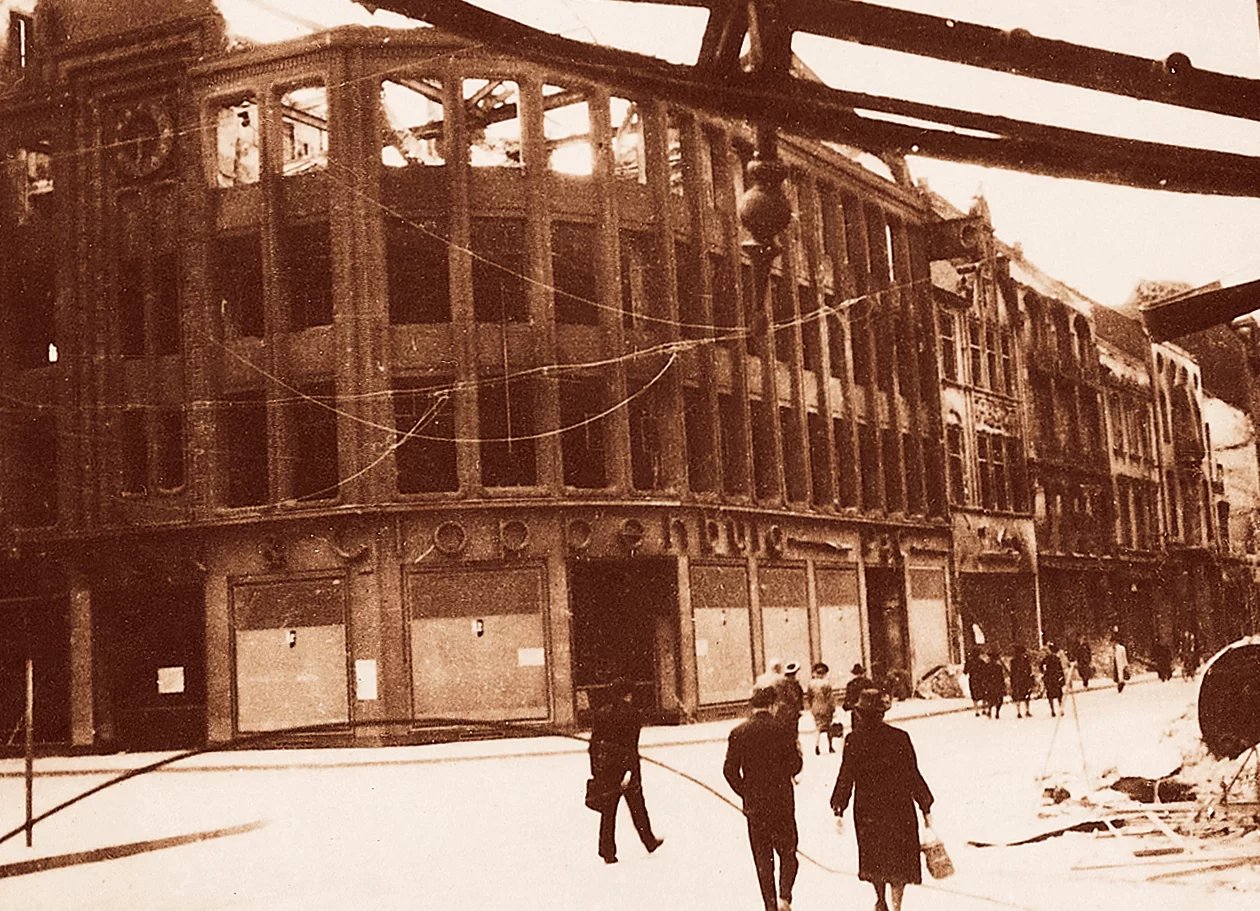 Historisches Bild vom Bau des Verkaufshauses in Düsseldorf.