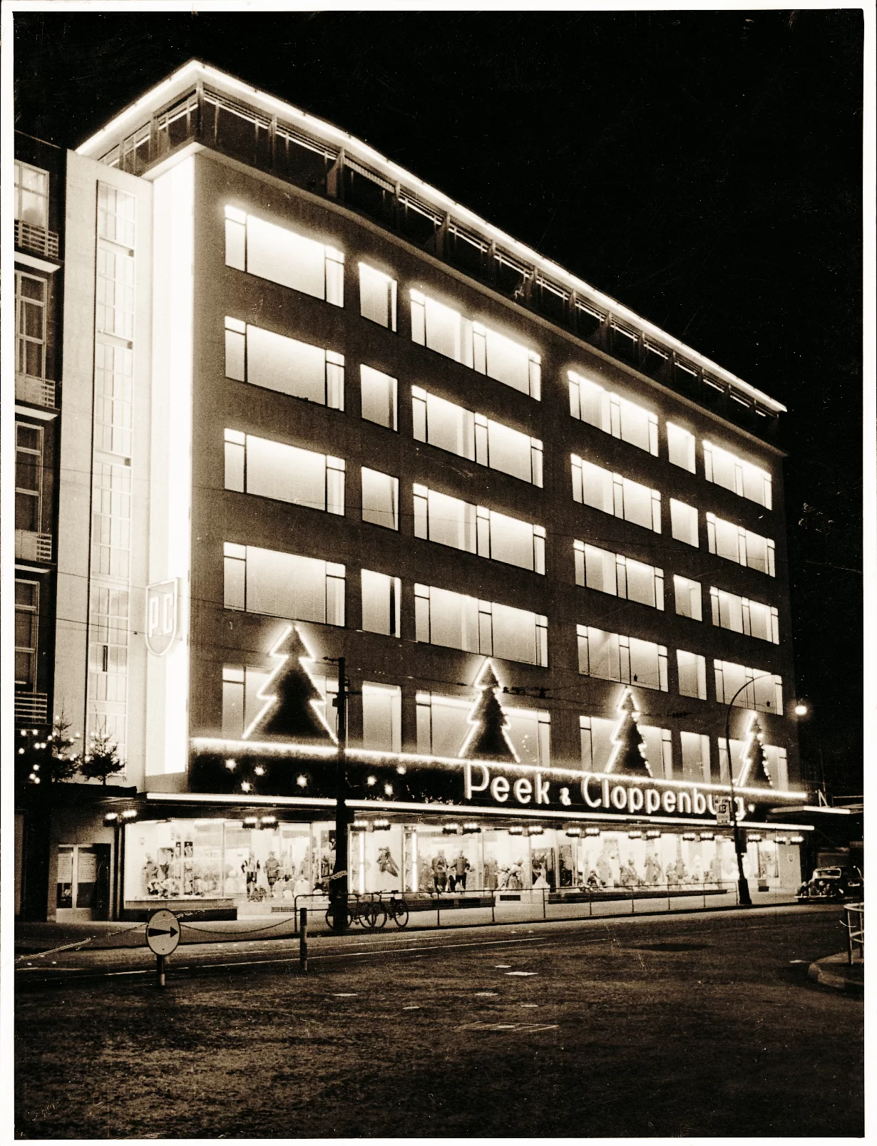 Historisches Bild vom festlich geschmückten Verkaufshaus in Frankfurt.